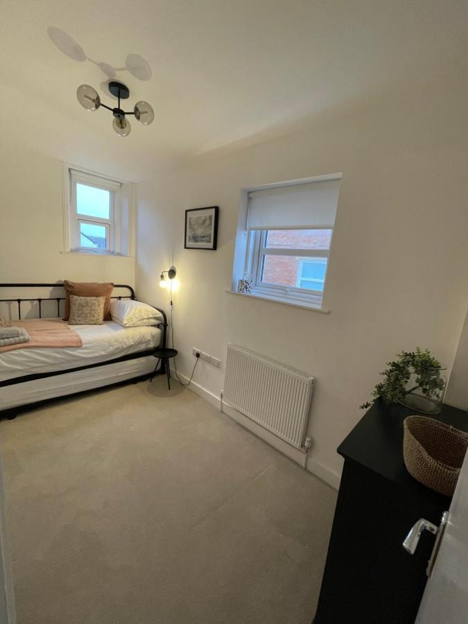Seaview Flat With Balcony, Spacious 2 Bedroom Worthing Dış mekan fotoğraf